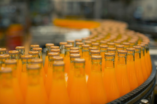 Intérieur De L'usine De Boissons. Convoyeur Circulant Avec Des Bouteilles De Jus Ou D'eau.