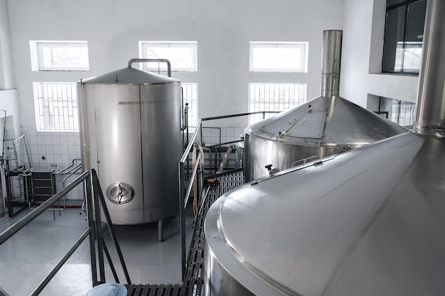 Intérieur de l'usine de production de bière de la brasserie technologique moderne