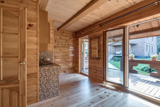 Intérieur de la véranda du hall vide dans une maison de vacances de village en bois avec chaises de jardin