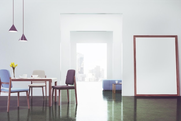 Intérieur vert de la salle à manger avec une longue table en bois, des chaises blanches à côté, un vase à fleurs et une affiche verticale près d'une porte. rendu 3d, maquette, image tonique