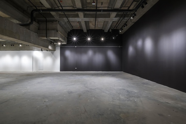 Intérieur vide d'une grande pièce en béton comme entrepôt ou hangar avec projecteurs