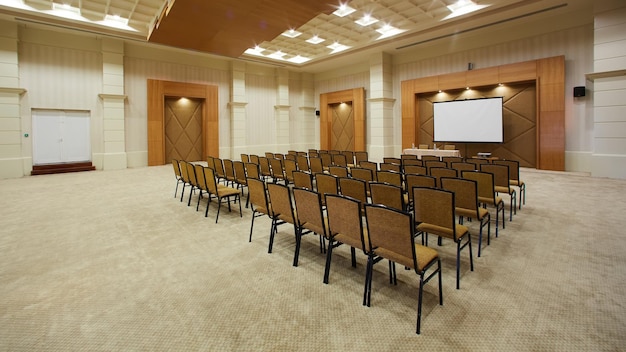 Intérieur vide de la salle de conférence