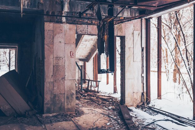 Photo intérieur d'une vieille structure abandonnée