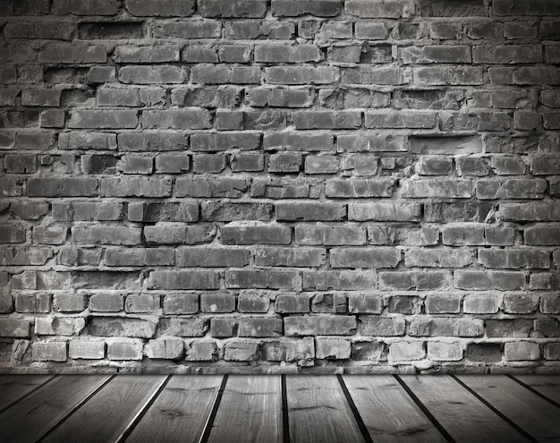 Intérieur avec un vieux mur de briques et plancher en bois