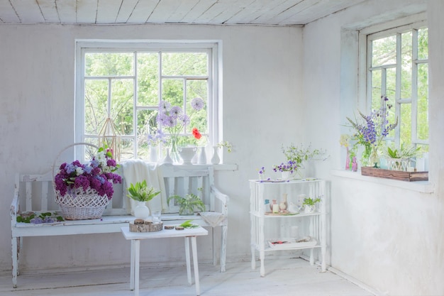 Intérieur vintage blanc avec des fleurs