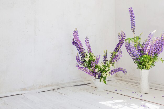 Intérieur vintage blanc avec des fleurs