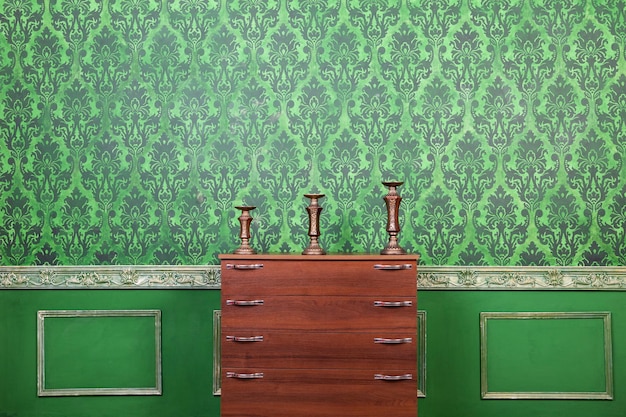 Intérieur vintage vert avec fond rococo. Intérieur riche. Mode de vie de luxe