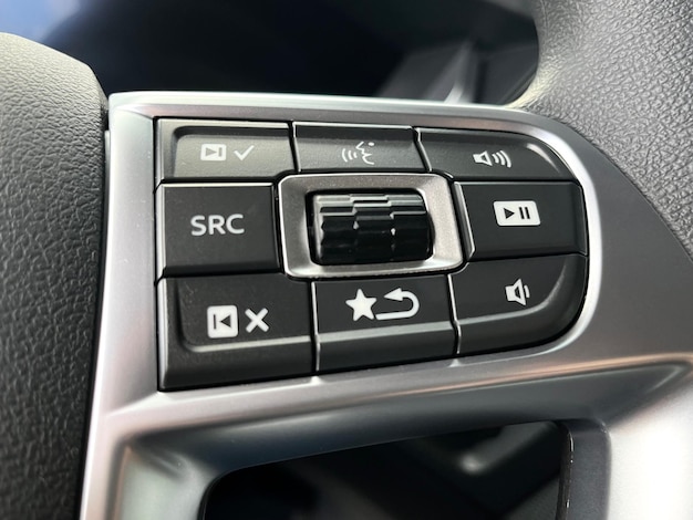 Intérieur de la voiture avec boutons de régulateur de vitesse, communication vocale sur le volant