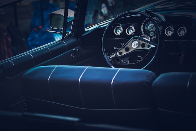 Intérieur de la voiture de collection classique. Idée de concept de style de vie. Roue et console.