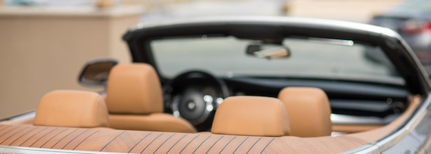 intérieur de voiture en cuir orange