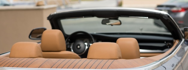 intérieur de voiture en cuir orange