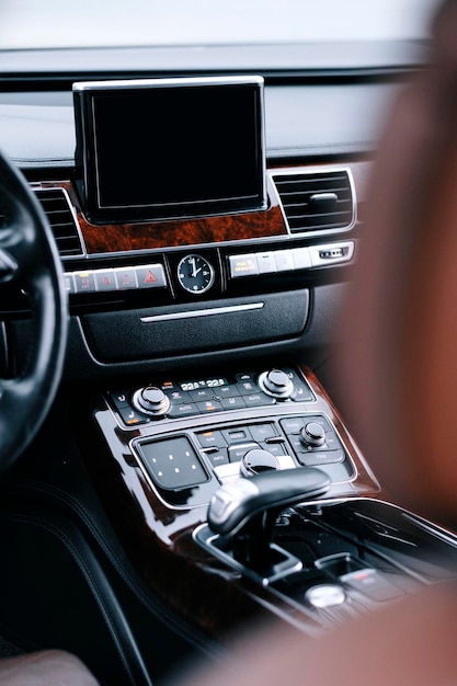 Intérieur de voiture haut de gamme, cuir perforé marron, inserts décoratifs à l'intérieur, volant en cuir.