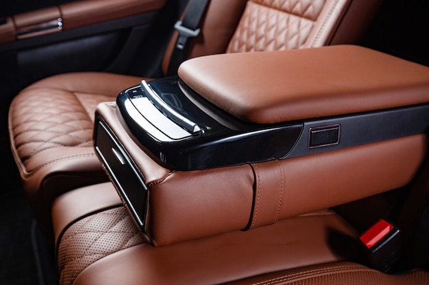 Intérieur de voiture de luxe dans les couleurs marron et noir