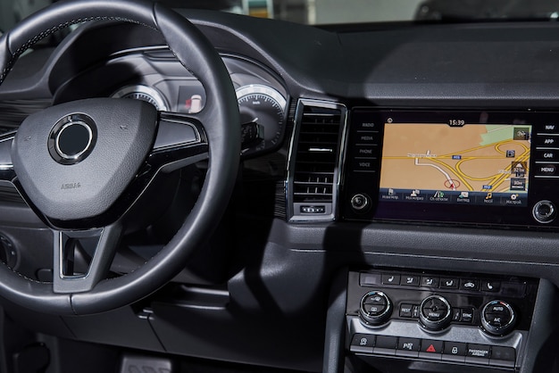 Intérieur de voiture de luxe - volant, levier de vitesse et tableau de bord