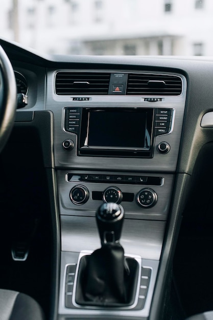 Intérieur de voiture moderne, berline combinée noir-gris, aluminium, pièces de commande, volant en cuir.