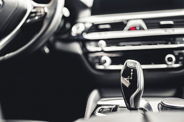 Photo intérieur de voiture moderne de luxe levier de boîte de vitesses automatique bâton de changement de vitesse de transmission automatique levier de changement de vitesse au volant et tableau de bord