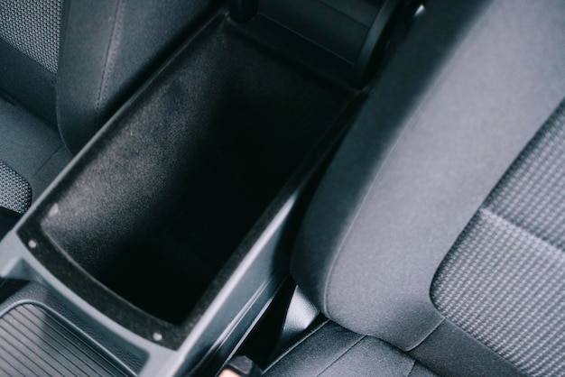 Intérieur de voiture noir de luxe, climatisation, conduits d'air, déflecteurs sur le panneau de la voiture.