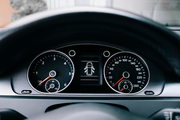 Photo intérieur de voiture noir de luxe, panneau indicateur d'information à l'intérieur de la voiture.