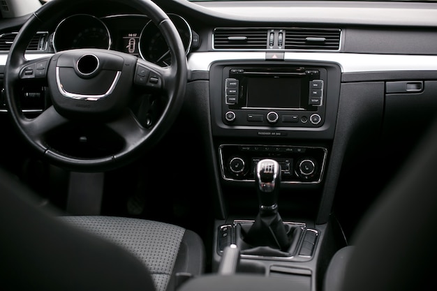 L'intérieur de la voiture et le tableau de bord se bouchent