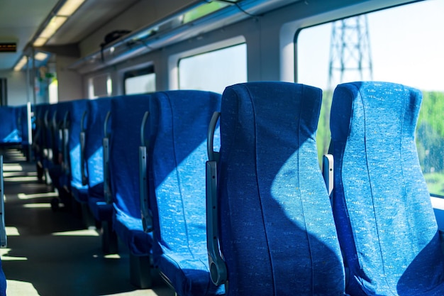 Intérieur de voiture de train de voyageurs de banlieue