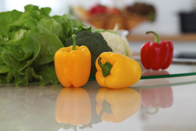 Intérieurs de cuisine De nombreux légumes et autres repas à table en verre sont prêts à être cuits bientôt