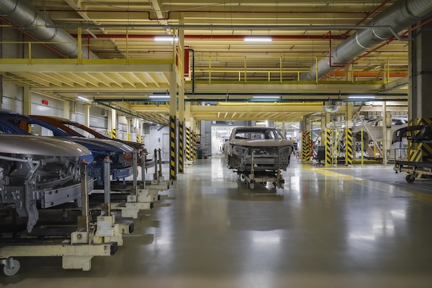 Intérieurs industriels de l'atelier de peinture d'une usine automobile Fabrication et industrie