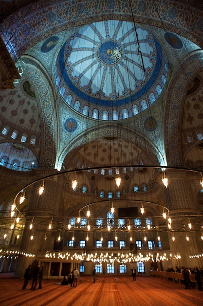 Intérieurs de la mosquée Sultan Ahmet à Istanbul