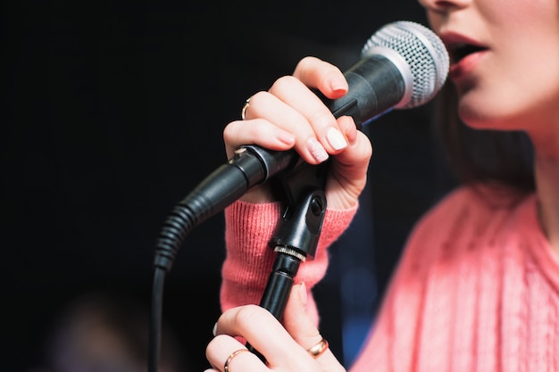 Interprète féminine chantant dans un microphone