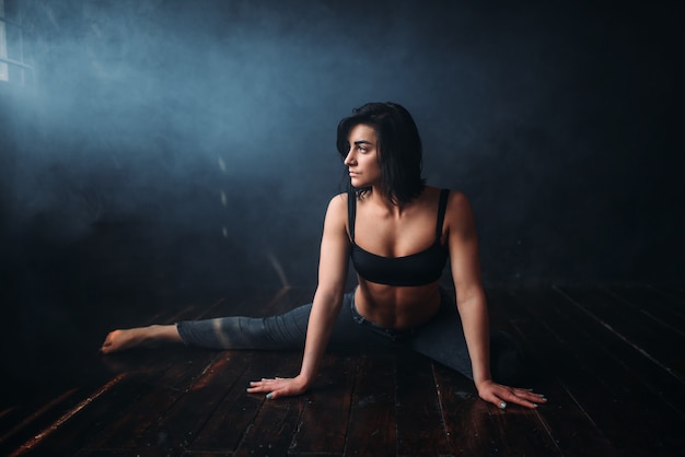 Interprète féminine danse contemporaine en classe de danse