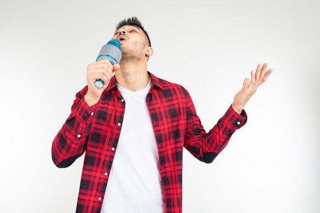 Interprète Guy Chanteur Dans Une Chemise Avec Un Microphone Dans Ses Mains Sur Un Fond Blanc