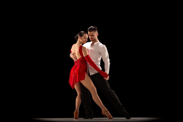 Interprètes talentueux beaux jeunes homme et femme en costumes de scène de salle de bal classique