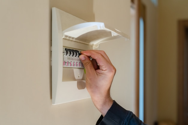 Interrupteur d'alimentation à commutation de main sur une boîte à fusibles.