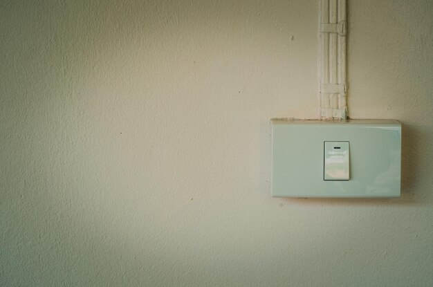 Interrupteur électrique sur le mur dans un ton vintage