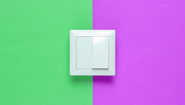 L'interrupteur sur un papier coloré, le minimalisme