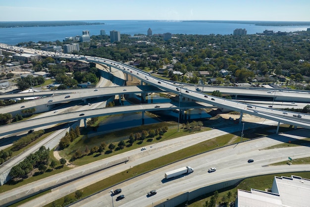 Intersection d'autoroute américaine avec des voitures et des camions à grande vitesse Vue d'en haut de l'infrastructure de transport des États-Unis