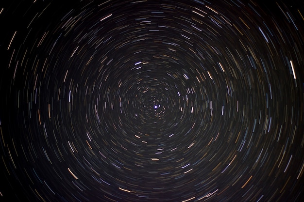 L'intervalle de temps total des traînées d'étoiles dans le ciel nocturne. Exposition aux étoiles polaires