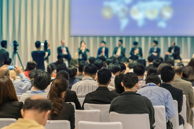 Intervenants sur la scène avec vue arrière de l&#39;audience dans la salle de conférence ou le séminaire