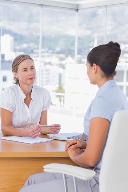 Interviewer et interviewé parler ensemble