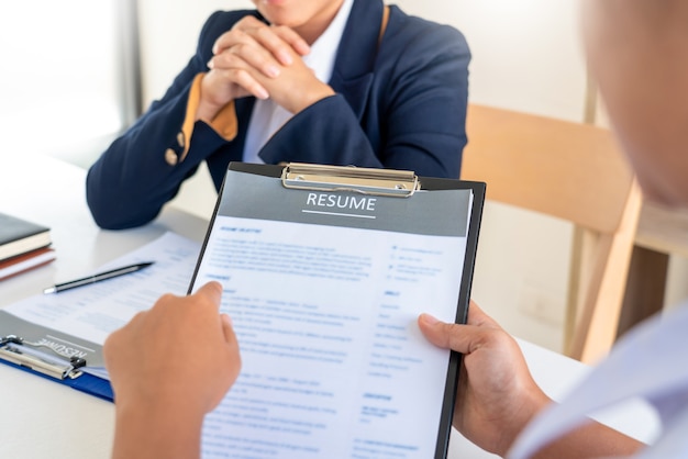 Interviewer le poste et l'embauche, femme candidate à l'entretien d'embauche expliquant son profil