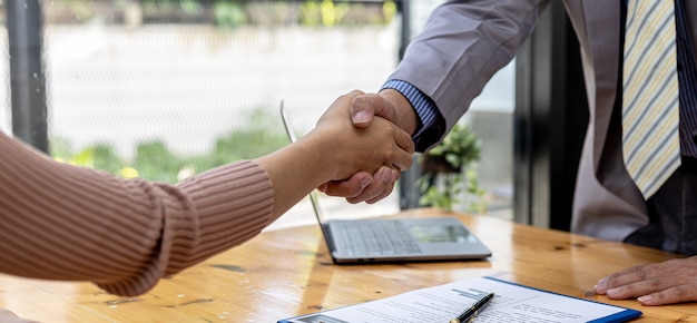 L'intervieweur d'emploi et le demandeur d'emploi se tiennent la main une fois l'entretien d'embauche terminé. Le concept de recrutement d'employés pour travailler dans l'entreprise, postes vacants.