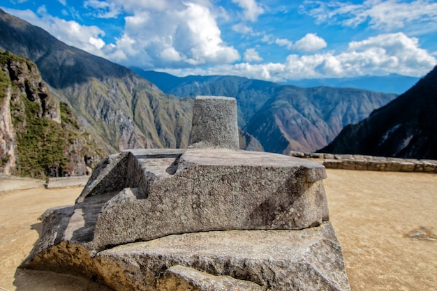 Intihuatana en pierre rituelle du Machu Picchu associée à l'horloge astronomique ou au calendrier Incas