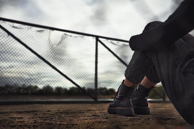 Intimidation adolescente détachement jeune détachement une femme sans défense solitaire pense