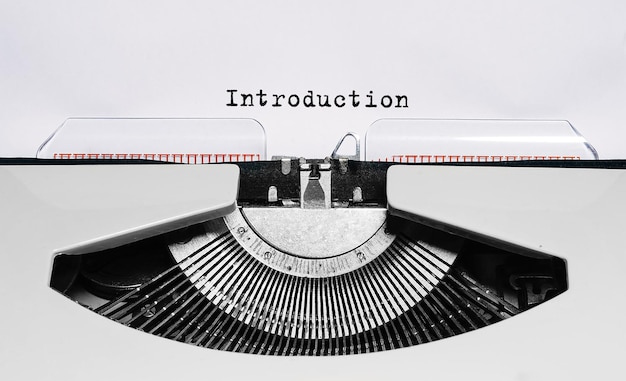 Introduction de texte dactylographiée sur une machine à écrire rétro