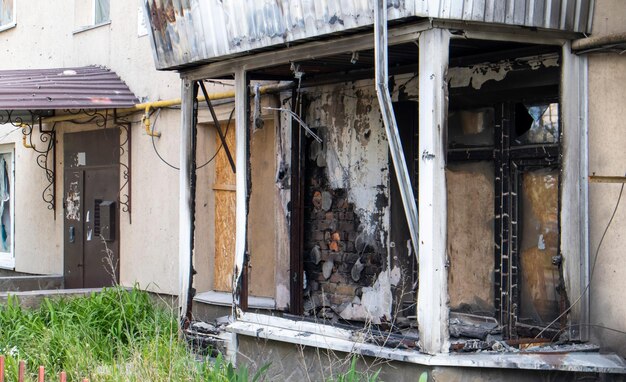 Photo invasion russe de l'ukraine un bâtiment détruit dans la ville après qu'un obus a frappé la destruction en cas de catastrophe