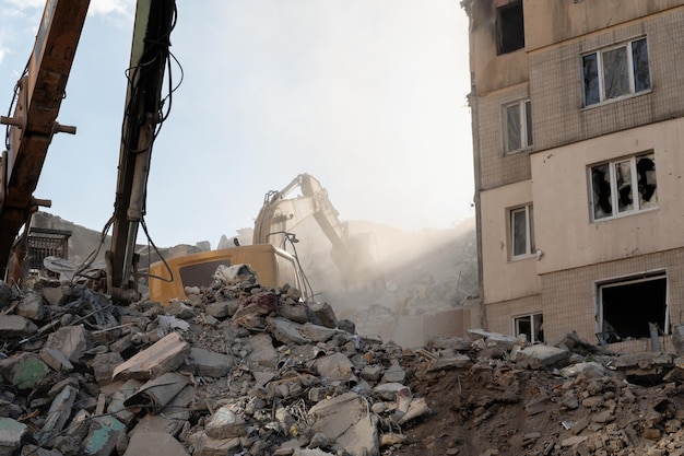 Photo invasion russe de l'ukraine processus de démolition d'un immeuble résidentiel bulldozer démontre les décombres d'une maison détruite par l'armée russe