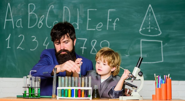 Inventer des médicaments Scientifique pharmaceutique Science et technologie pour le contrôle des maladies Expérience en laboratoire Bien-être futur Laboratoire scolaire Enseignant et élève dans un laboratoire de chimie