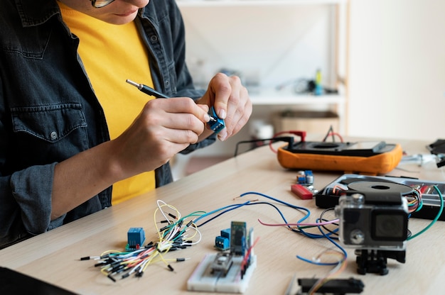 Photo inventeur féminin créant dans son atelier