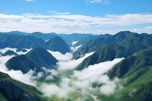 Inversion des nuages dans une vallée de montagne