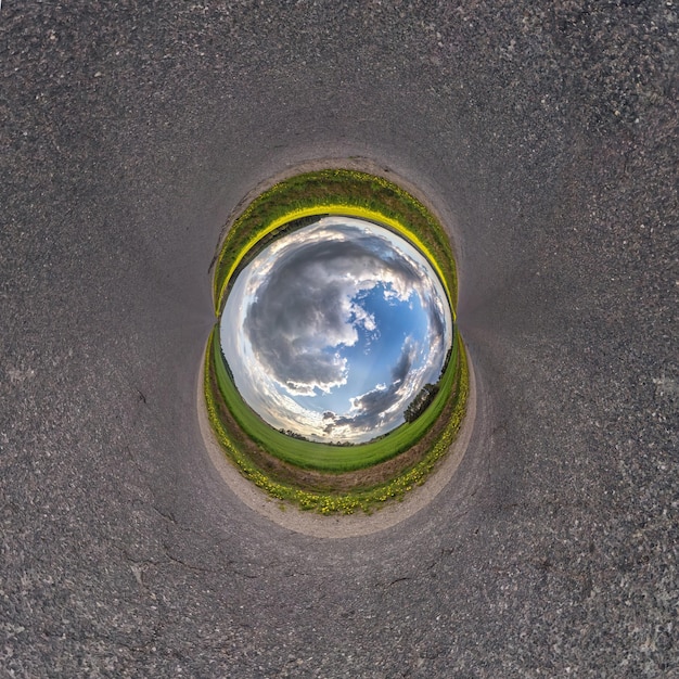 Inversion de la transformation de la petite planète bleue du panorama sphérique à 360 degrés Vue aérienne abstraite sphérique sur la route avec de superbes nuages magnifiques Courbure de l'espace