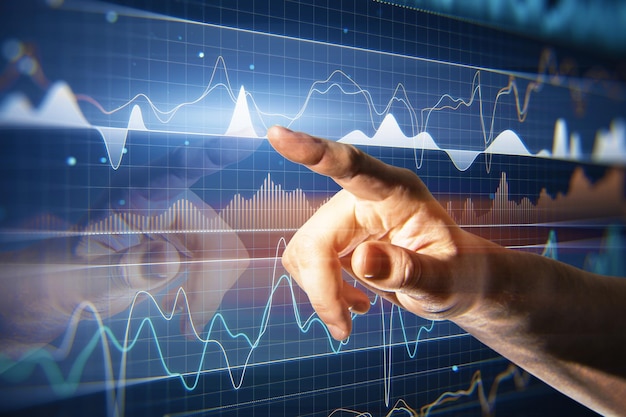 Investir et analyser le concept avec un doigt d'homme pointant sur les indicateurs du marché forex et la dynamique des graphiques et les changements sur l'écran virtuel avec fond carré